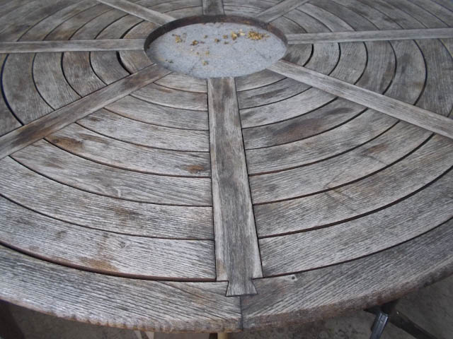 Table de jardin en robinier plateau avant restauration