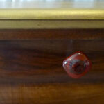 Chevet Louis Philippe - bouton de tiroir en verre de Murano