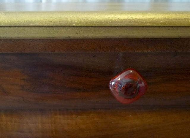 Chevet Louis Philippe - bouton de tiroir en verre de Murano