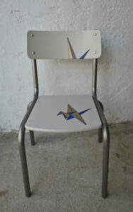 Chaise d'école rénovée - décor peinture style Origami
