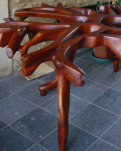 Piètement de table en racine sculptée
