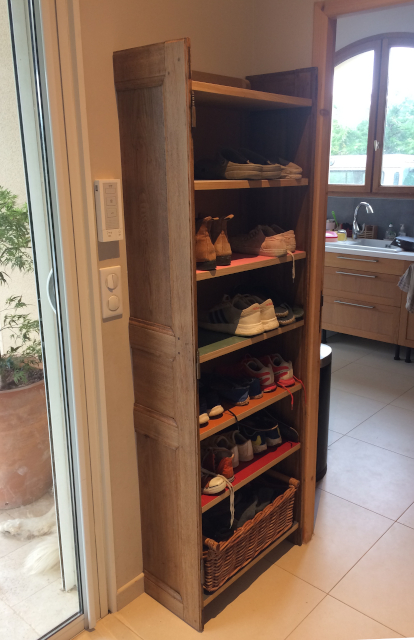 Meuble à chaussures sur mesure en upcycling - en place trois-quart