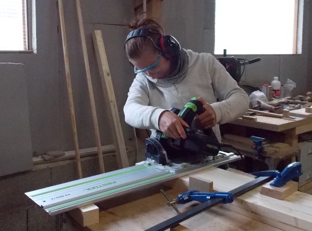 Atelier Magalie - Découpe des pieds à la scie plongeante