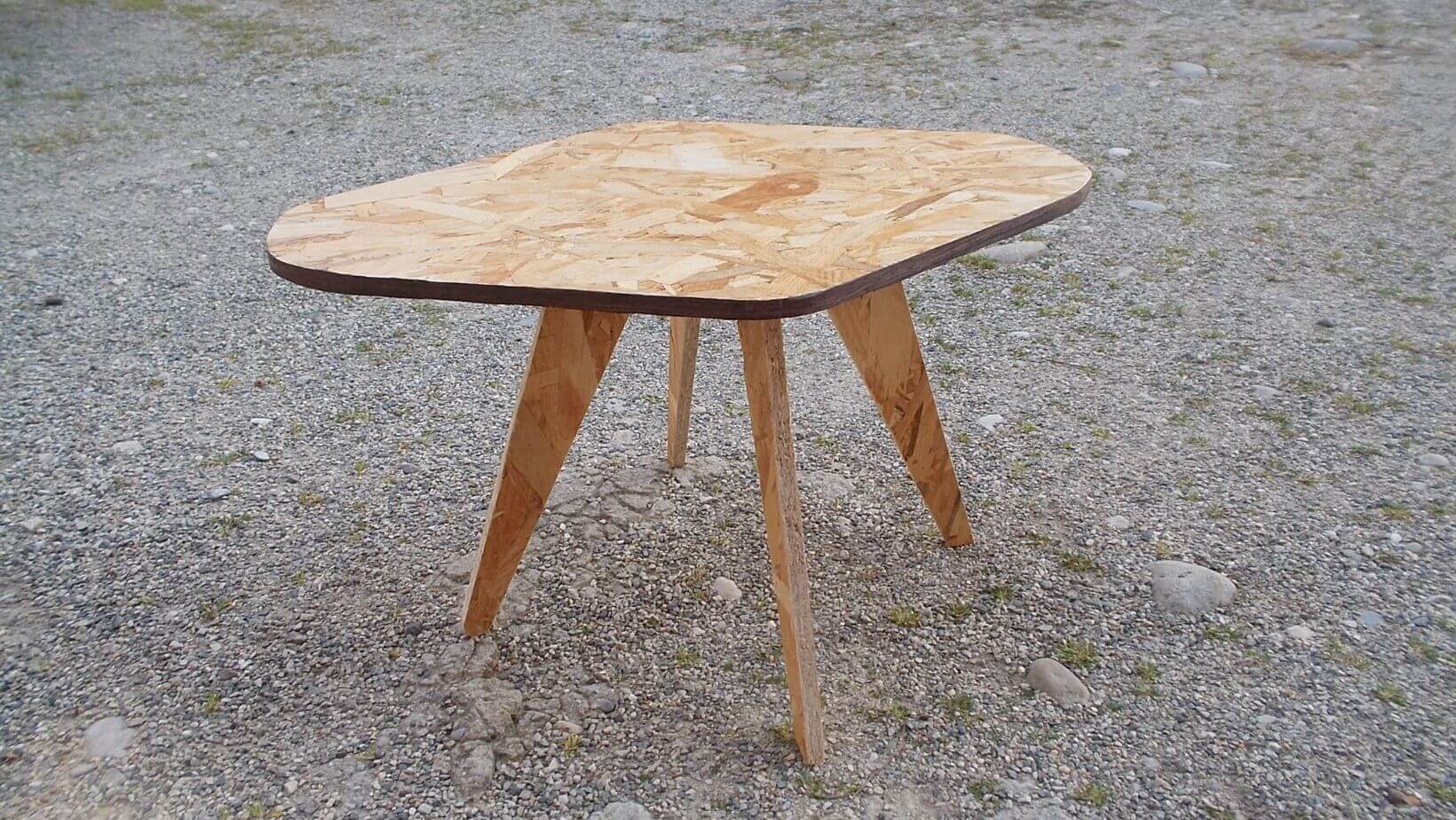 Petite table fabriquée à partir de bois récupéré lors du stage Fabriquer un meuble