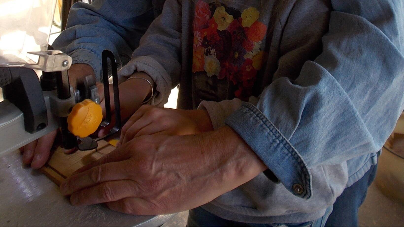 Stage fabriquer un objet bois adulte-enfant sur la scie à chantourner