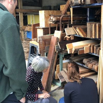 Stage Fabriquer votre meuble sur 1 jour - choix du bois de récupération dans le stock